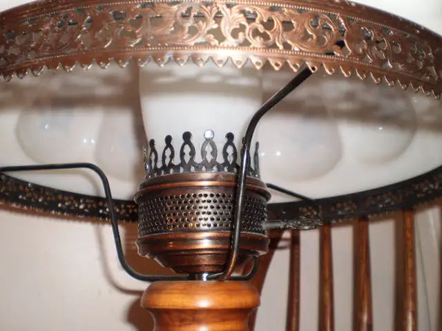 Heavy Antique Looking Lamp, Wood Brass Glass in Arts & Collectibles in City of Toronto - Image 5