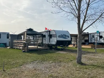 One owner! 2022 Grand River 309BHU 30’ bunkhouse trailer (made by Pioneer). Beautiful bright grey/wh...