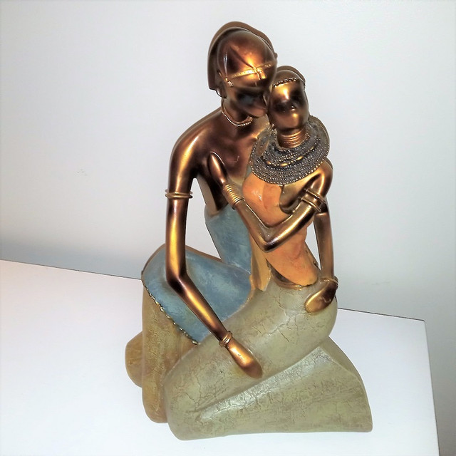 Man and Woman Embracing Statue in Arts & Collectibles in Campbell River - Image 2