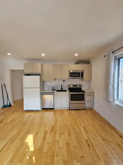 Renovated 4½ | Côte-des-Neiges | 2 Bedrooms 4901 Edouard Montpetit Blvd Montreal, QC H3W 1R1 Beautif...