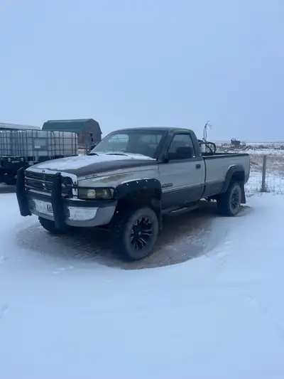 Truck was a states truck so reading 248,721 miles. -3” Carli suspension lift -35” Toyo lots life lef...