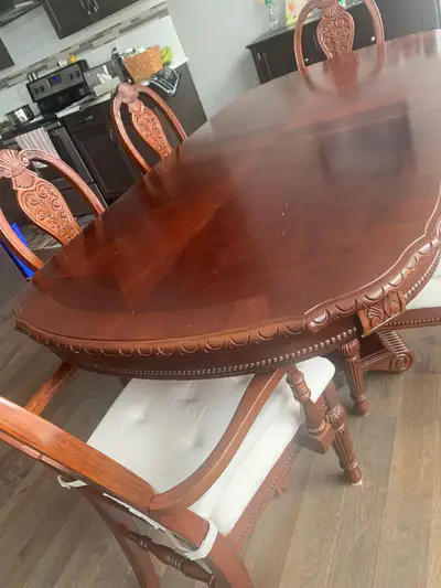 Traditional Dining Table set with (2 leaves - extendable 62”-92”) 6 chairs. Table 30” high. Pickup o...