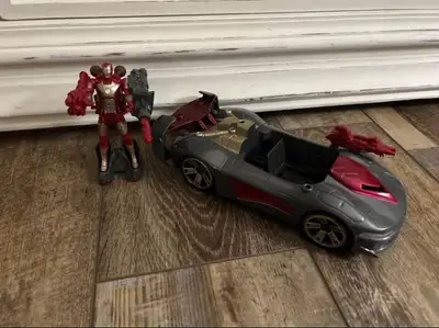 MARVEL Iron Man Battle Vehicle with 3.75" Iron Man Action Figure