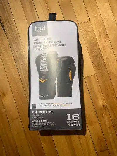 Français suivra Boxing Gloves NEVER used. Selling for 50$. Read image for features. Gant de box Ever...