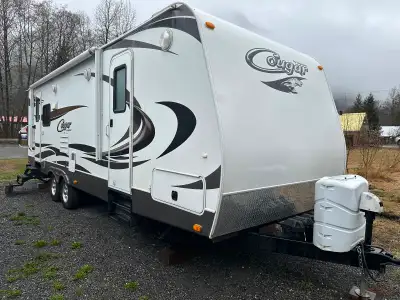 2014 Keystone Cougar 27 RLSWE 4 season Excellent Condition everything works lo leaks no wet spots al...