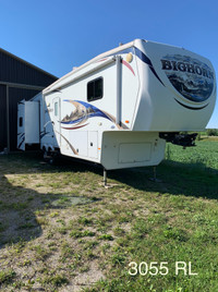 2011 Heartland Big Horn 5th wheel trailer  3055 rl