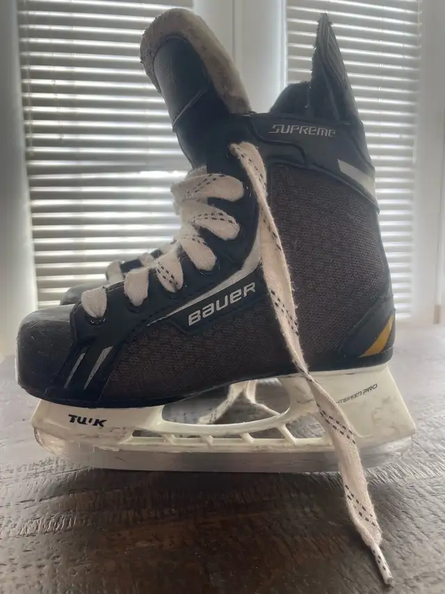Bauer supreme one. 4’s.  Hockey skates youth 12 in Hockey in Ottawa - Image 3
