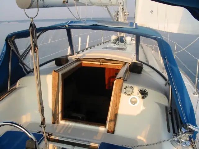 1981 Hughes columbia 10.7, 35 feet, sailboat in Sailboats in London - Image 9