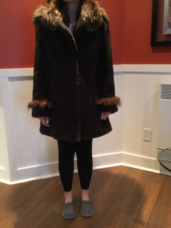 Manteau fourrure recyclé en vison rasé et renard argenté small dans Femmes - Hauts et vêtements d'extérieur  à Laval/Rive Nord - Image 3