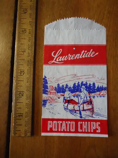 Rare petit sac vintage de patates chips de la marque Laurentide. Dimensions 5.5 x 3 pouces ( 14 x 8...