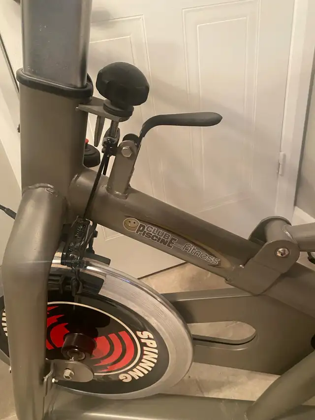 vélo stationnaire  in Exercise Equipment in Longueuil / South Shore - Image 4