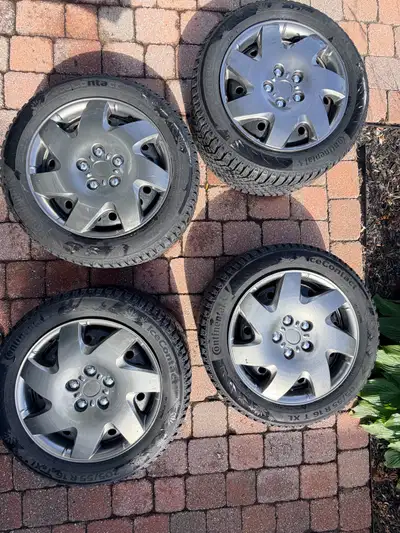 Quatre pneus d’hiver usagés Continental IceContact XTRM 205/55 R16 montés sur jantes en acier Fit Ci...