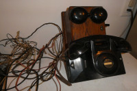 Téléphone ancien en bakelite et sa boite en bois séparée avec so