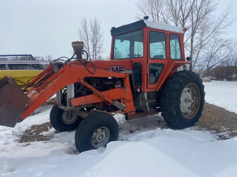 1105 Massey Tractor w/ Case front end Loader Needs engine work