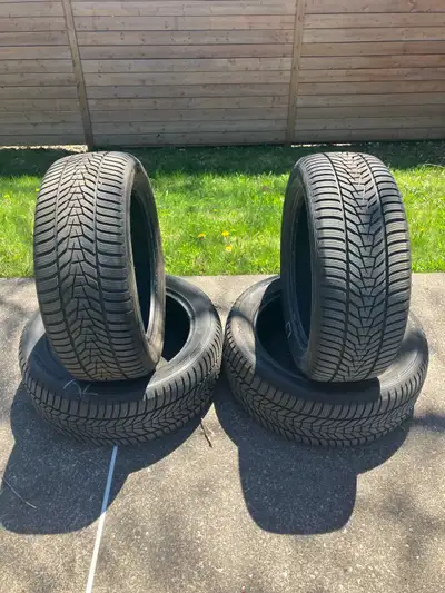 quatre pneus d'hiver Hankook Winter i*cept evo3 265/50R20 Très peu utilisé Encore 10/32 Fabriqué en...