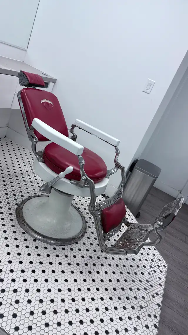 VINTAGE BARBER CHAIR FOR SALE! in Other in Mississauga / Peel Region - Image 3