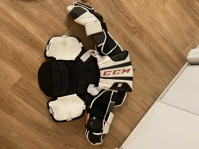 Complete Senior Ice Hockey Goaltender CCM Set in Hockey in London - Image 8