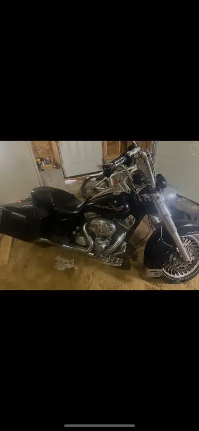 2011 road king 12” hangers full Vance and Hines exhaust.