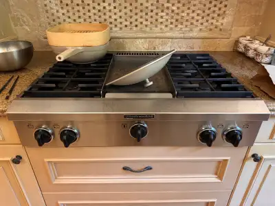 This is a used KitchenAid gas range stove, a robust appliance ready for your culinary adventures! Th...