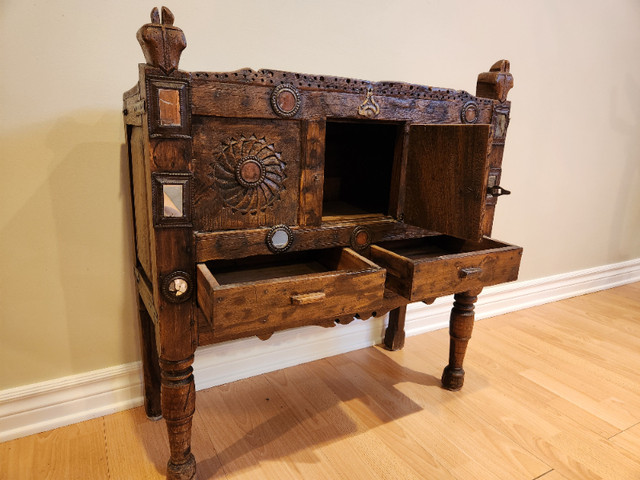 Carved Indian dowry chest known as Damchiya. Damchiya, coffre de in Arts & Collectibles in Gatineau - Image 3