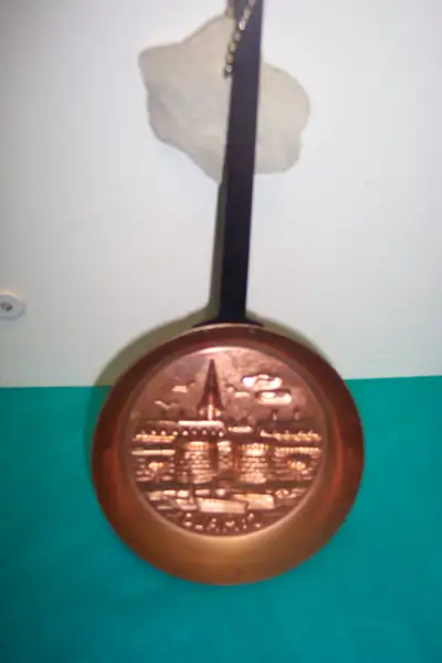 Poêlon décoratif en cuivre St-Malo mesurant 4 po. de diamètre. En parfaite condition.