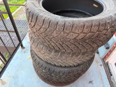 ❄️ 4 pneus d’hiver 205/55R16 — 250 $ À vendre 4 pneus d’hiver 205/55R16, 16 pouces. ✅ 4 pneus ✅ Bonn...