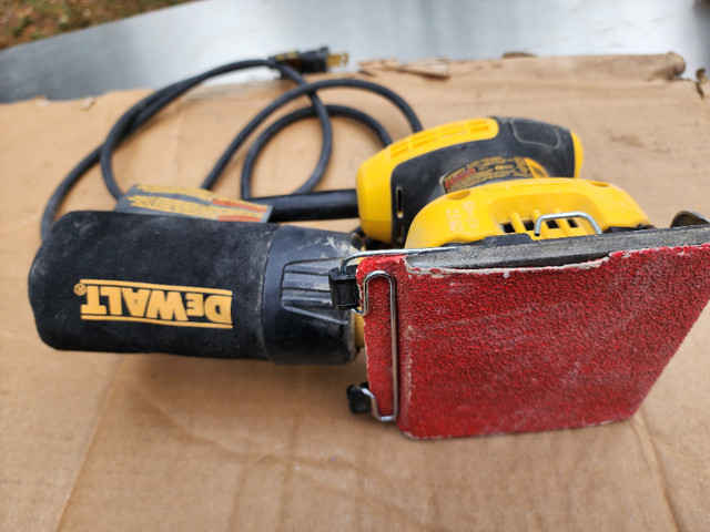 DEWALT 2.3 amp 1/4 Sheet Palm Grip SanderModel # DWE6411 in Power Tools in Windsor Region - Image 3