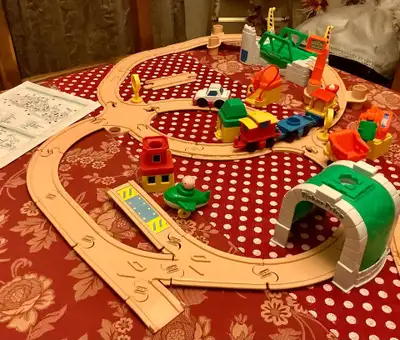 Train vintage 1992 complet #2334 Rare 43 pièces 50$ / Ramassage à la porte D’occasion – comme neuf /...