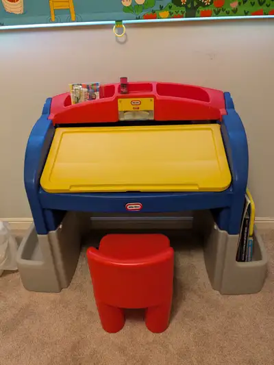 CHILD'S DESK AND CHAIR COMBO EXCELLENT CONDITION NON SMOKING HOME GREAT FOR CHILD 2 TO 7