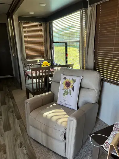 I'm selling my 2020 Keystone Retreat park model, which includes an extended warranty for extra peace...