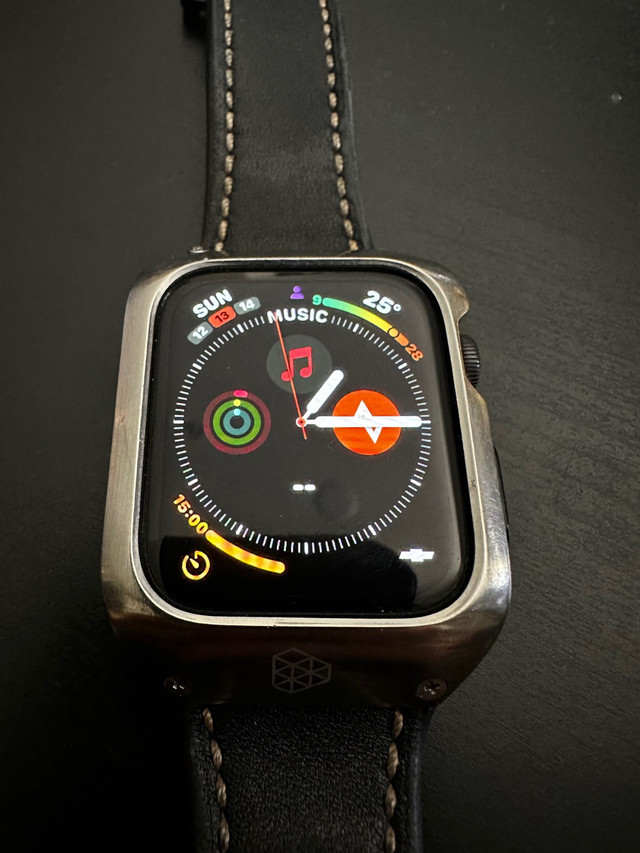 Apple Watch Series 6 (GPS, 44mm) - Space Gray Aluminum Case