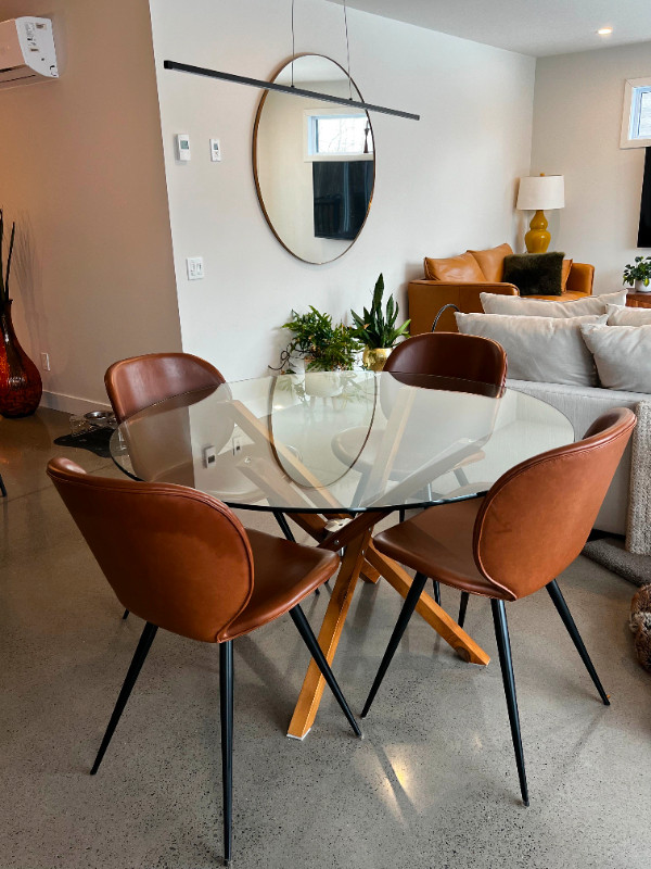 Table en verre noyer rustique avec 4 chaises dans Mobilier de salle à manger et cuisine  à Trois-Rivières