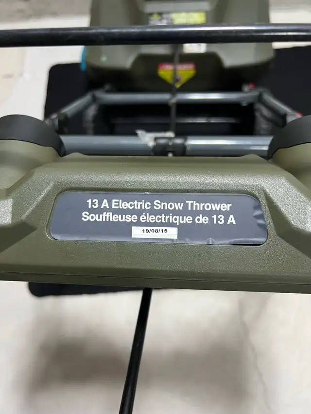 Yardworks Snow Thrower in Snowblowers in Oshawa / Durham Region - Image 6