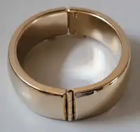Vintage Hollow Gold Tone Metal Oval Bangle Bracelet 