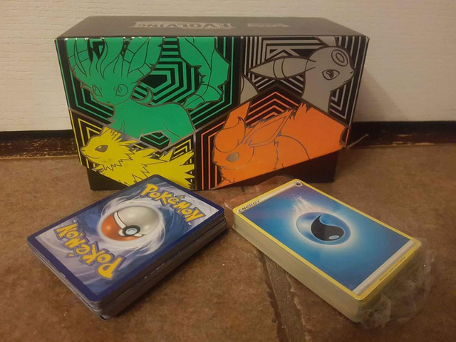 Evoli Eevee Pokemon cards game lot +RARE +REVERSE Holo Box boite dans Jouets et jeux  à Ouest de l’Île