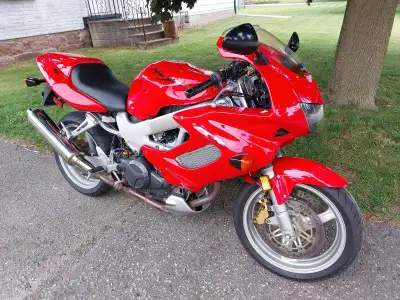 This is a nice clean example of Honda's VTR1000F FireStorm (aka Super Hawk). I purchased it in Augus...