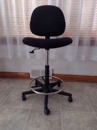 Chaise de dessinateur (ajustable, roulante et rotative)