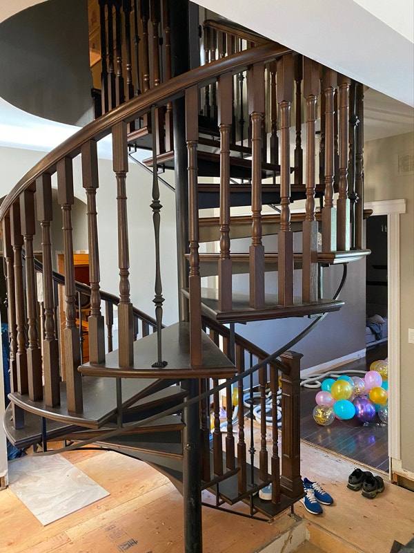 Solid wood stair spindles and decorative posts Planchers et murs