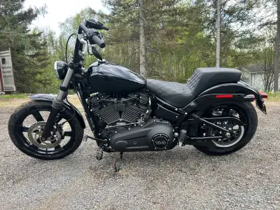 575km. 12in meathooks. Exhaust. Custom blue pearl paint. Can assist in financing.