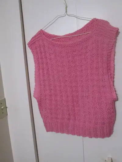 ladies pink hand knit sleeveless sweater (M). new never worn, View more