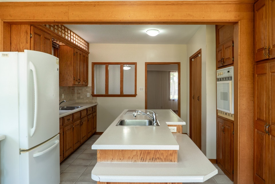 CHARACTER BUNGALOW/ 3 BED / 2 FULL BATH / DETACHED GARAGE 2