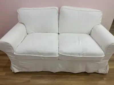 Causeuse modèle IKEA facile d’entretien blanche. Presque neuve à qui la chance? Contacter Patrick au...