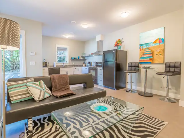 1 Bed, 1.5 Bath House incl utilities on Lake until June 30, 2026 in Long Term Rentals in Vernon - Image 5