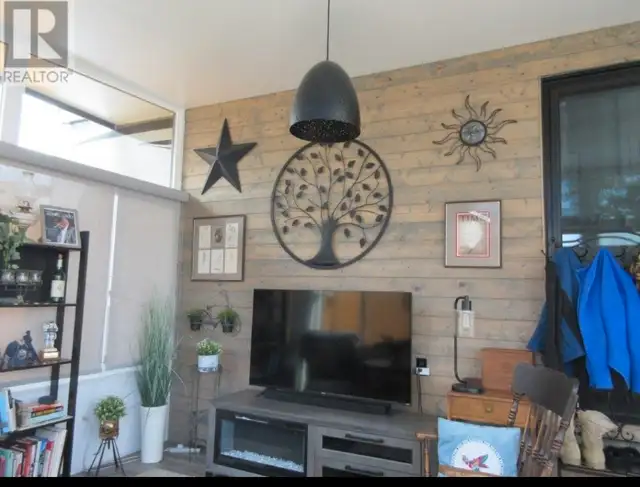 Beautiful vacation or full time residence in Kelowna.62865716170625124