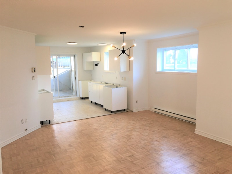 GRAND 5 ½ CHOMEDEY PRÈS CARREFOUR LAVAL ENTIÈREMENT RÉNOVÉ Locations