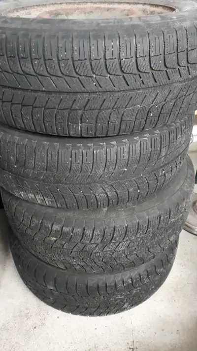Pneus d'hivers sur jantes (Dodge Caravan 2011) 225/60 R16 2x Micheline + 2x Motomaster