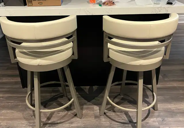 Swivel Counter Stools in Chairs & Recliners in Markham / York Region - Image 3