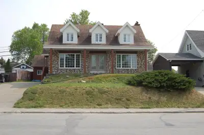 Maison canadienne qui sera mise en vente dans quelques jours située au 1625 rue des pins, Val-d'Or....