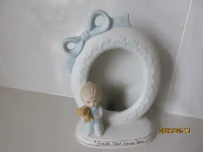 Lefton China, The Christopher Collection 1983 hand painted oval picture frame. Approx. size 6”x4-1/4...