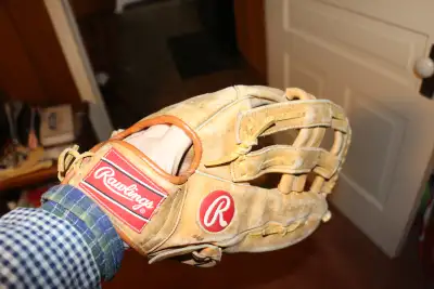 Rawlings Baseball Glove ------hardly used=-excellent condition
